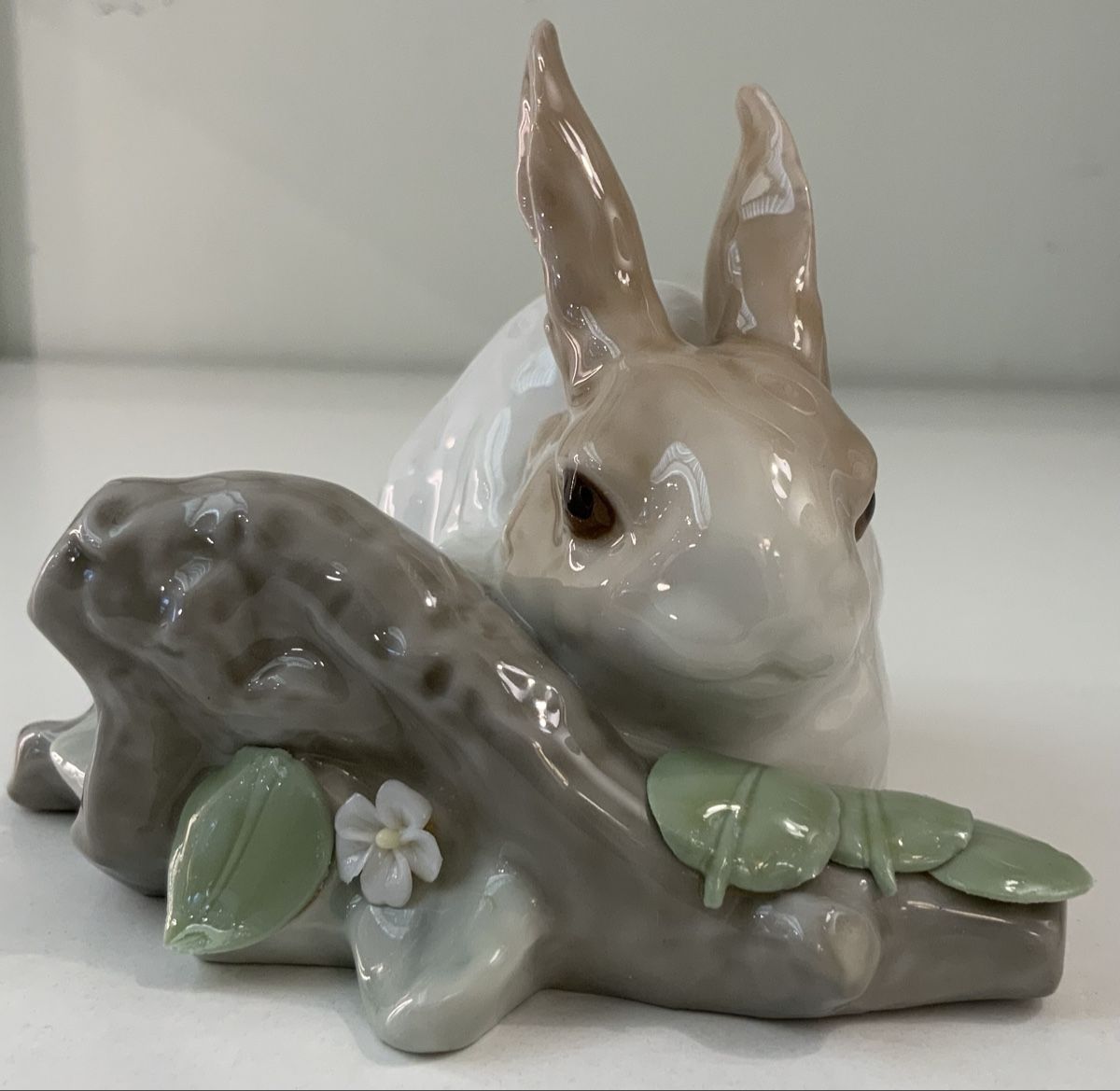 Lladro Statuette: Lapin brun/blanc et sa branche fleuri by Lladro – Usato da rolle venduto da Tontonjulot