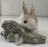 Lapin brun/blanc et sa branche fleuri by Lladro