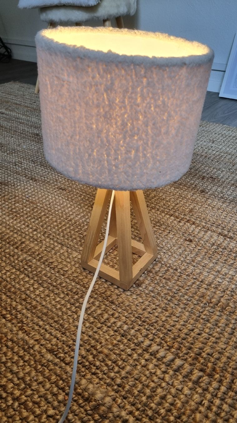 Lampade: Beige Bouclé-Tischlampe mit Holzfuß – Usato da Zug venduto da ram_n27t 3