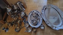 Grosses Konvolut Metallwaren – Krüge, Teller, Kerzenständer