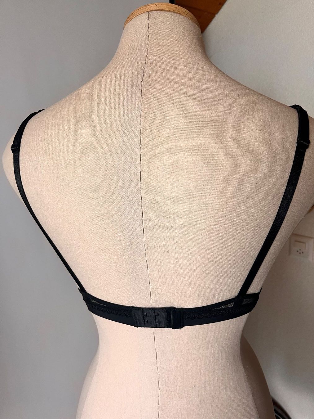 Sonstige Unterwäsche: Bügel-BH VARIANCE, Grösse 70 A, Farbe Schwarz – Neu und originalverpackt aus Rudolfstetten von gst_g7xl 4