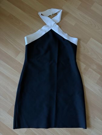 SCHWARZES NECKHOLDER-KLEID