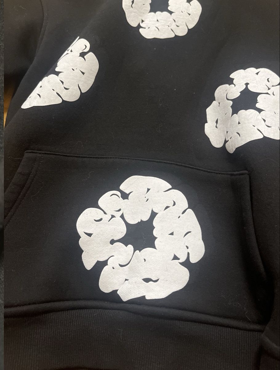 Pullover & Sweatshirts: Schwarzer Blumen Hoodie – Gebraucht aus Wetzikon ZH von eli_kg9j 2