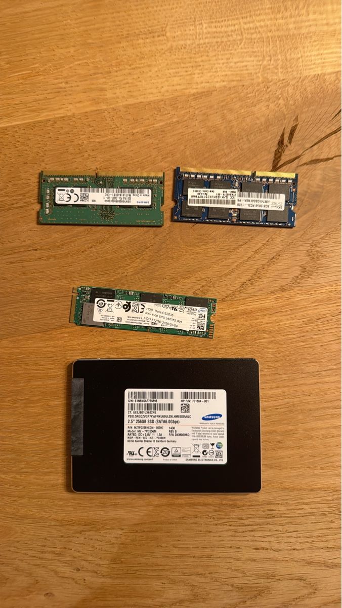 Harddisks: 2x SSD und RAM Speicher Module gebraucht – Gebraucht aus Oberweningen von SKAuction