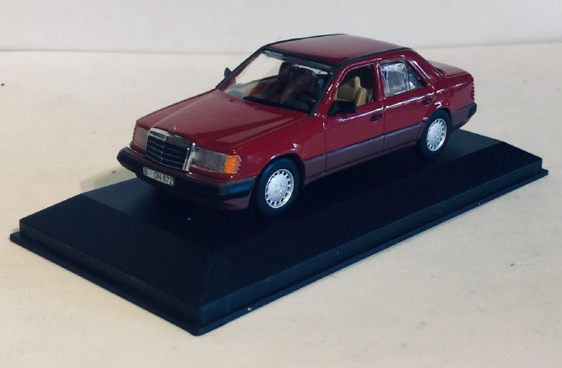 Minichamps Modellini d'auto: MINICHAMPS  Mercedes-Benz 230E – Usato da Sonceboz-Sombeval venduto da Decolove 1