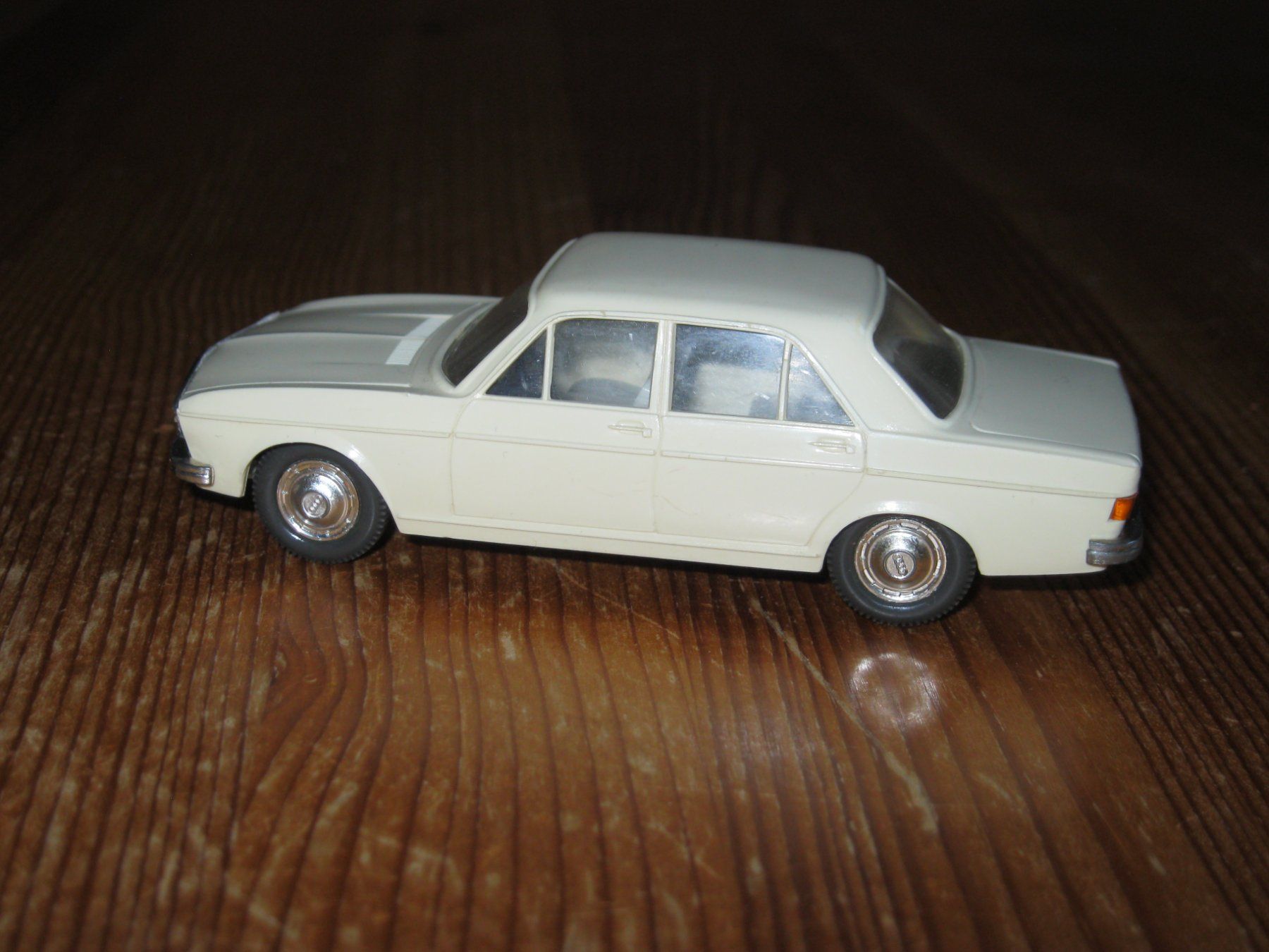 Audi Modellini d'auto: Audi 100 LS 1:40 Cursor Modell 968 hell-beige ohne OVP – Usato da Utzenstorf venduto da jue_5d6l 3