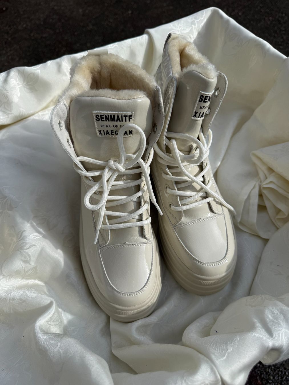 Scarpe da donna: Mädchen- oder Damenschuhe mit Fell - Grösse 39/39.5 - NEU – Nuovo e nell'imballaggio originale da Vacallo venduto da cri_229f