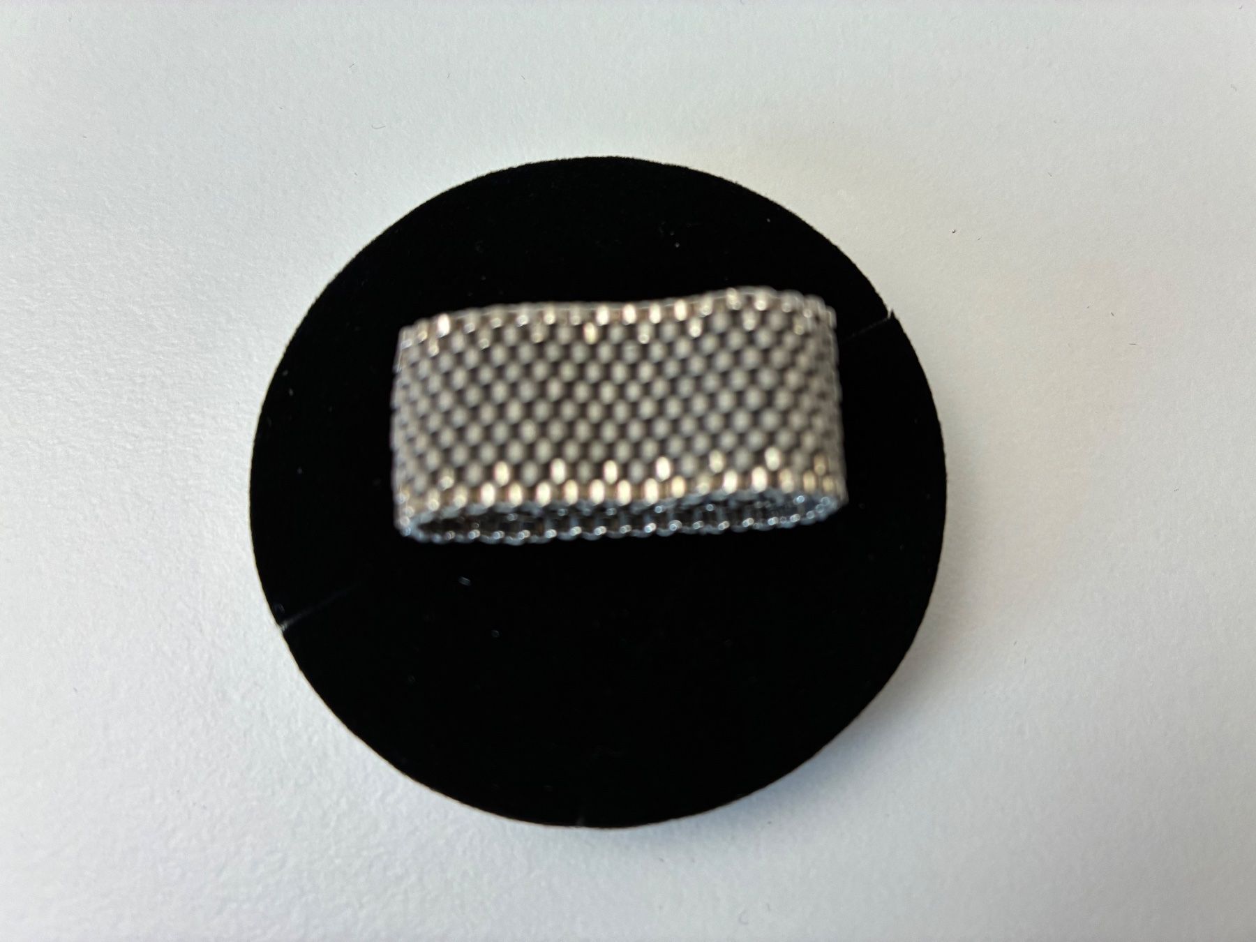 Anelli: Aus Glasperlen gewobener Band-Fingerring – Usato da Adlikon b.Regensdf venduto da S-T-H 1