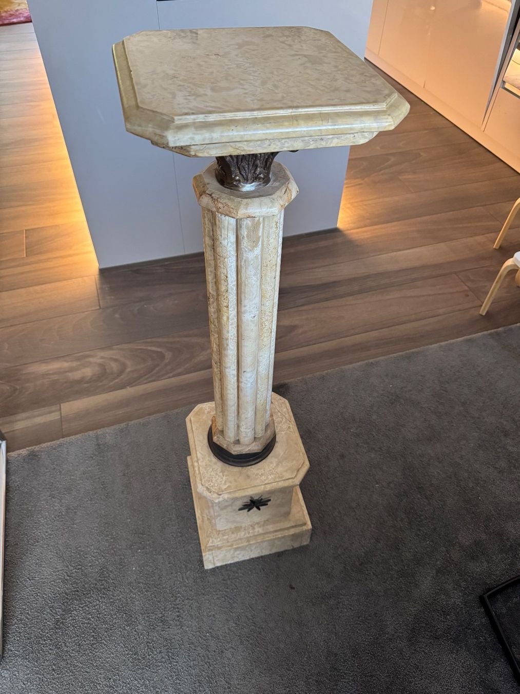 Sonstige Dekorationen & Accessoires: Marmorsäule / Pflanzenständer, Höhe 108cm ANTIK – Gebraucht aus Horgen von Auction-Kings