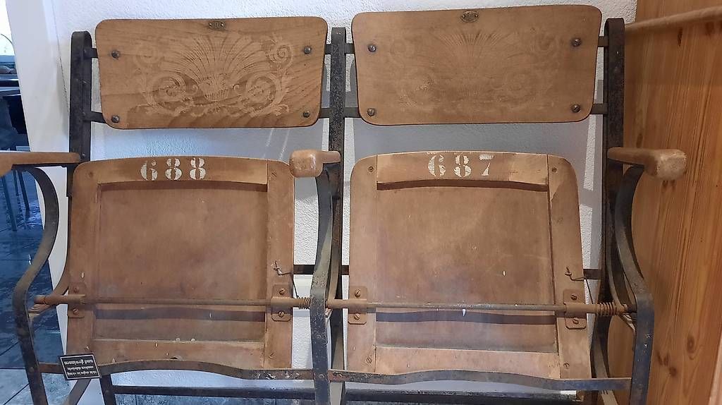 Stühle: Doppelkinositz Eisen/ Holz – Gebraucht aus Diepoldsau von inf_2dmg 1