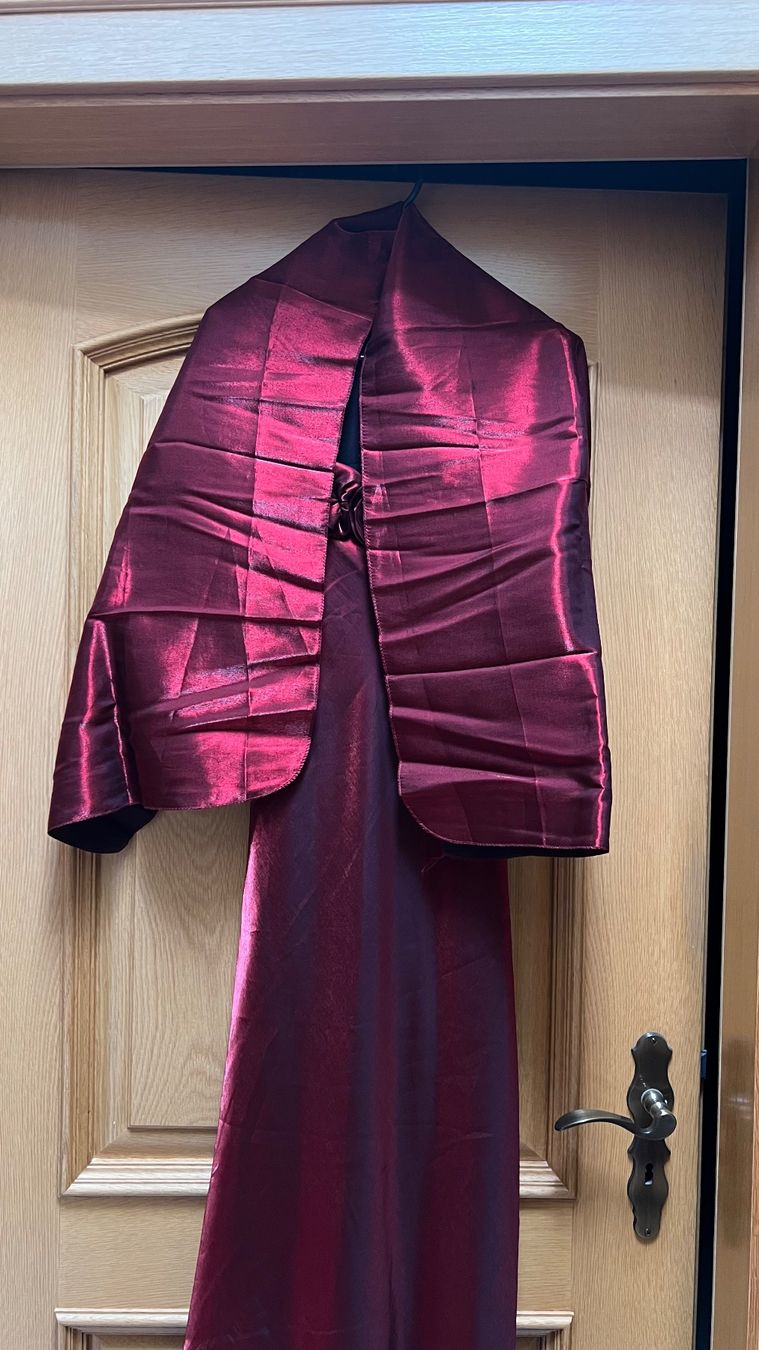 Kleider: Bordeaux-farbenes Abendkleid mit Rosen - Grösse 36 – Gebraucht aus Schübelbach von Dolly990_2 3