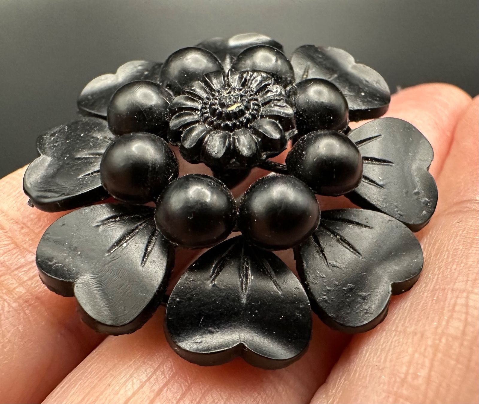 Spille & Fermagli: Schöne Brosche mit Blume, schwarz, Vintage. – Usato da Lamone venduto da LaCantinaMagica 2