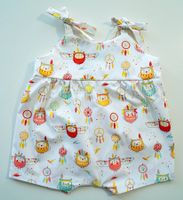 Sommer Latzhose/Strampler mit Eulen 68/74 - NEU