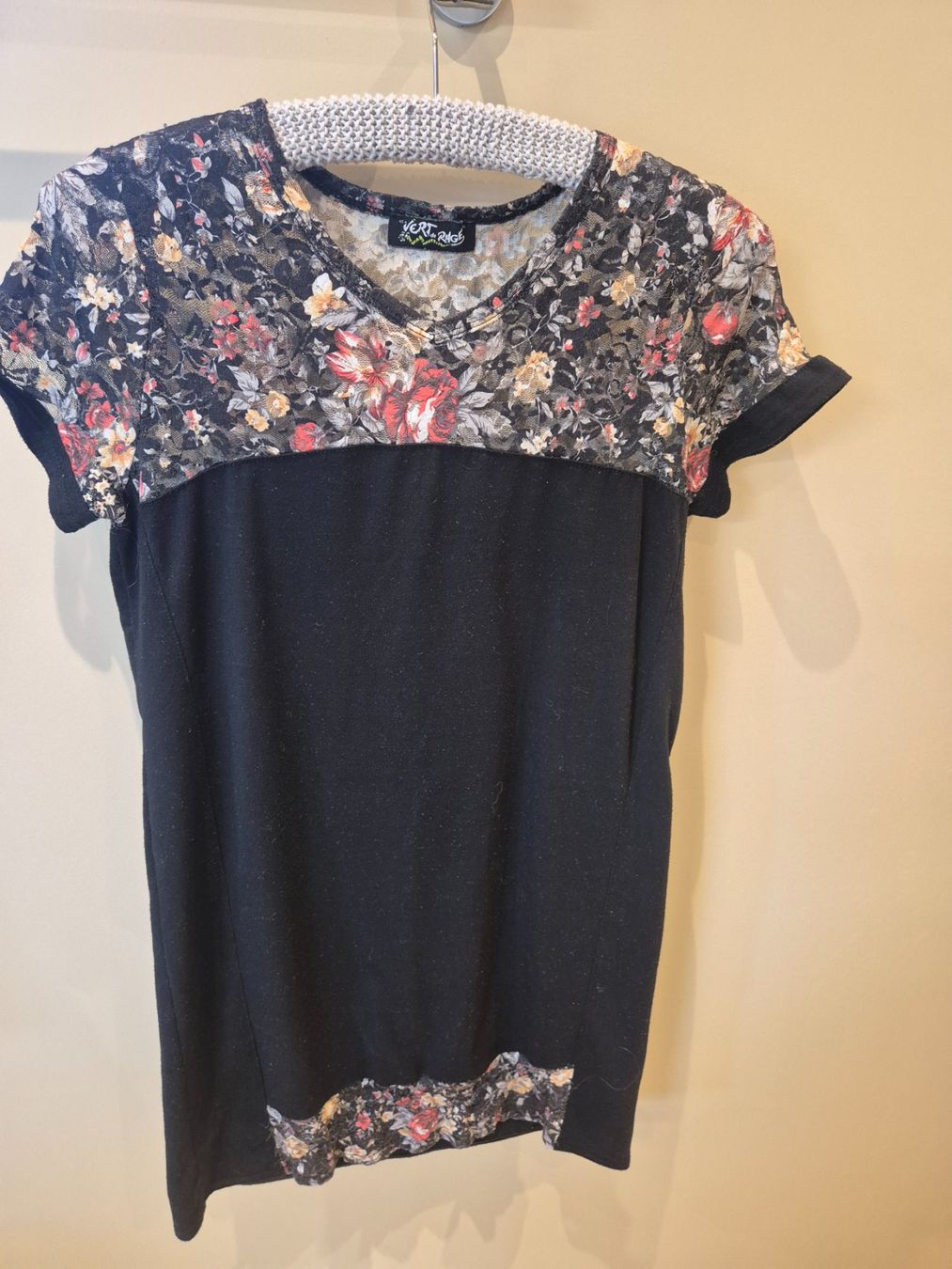 Kleider: Vert de Rage Kleid schwarz mit Blumen, Grösse S – Gebraucht aus Dietikon von grafad 1