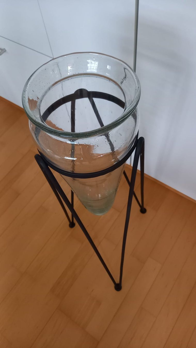 Sonstige Dekorationen & Accessoires: Glasvase mit Dreibein-Metallständer – Gebraucht aus Winterberg ZH von Laliv 1