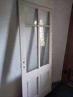Türe mit Glasfenster