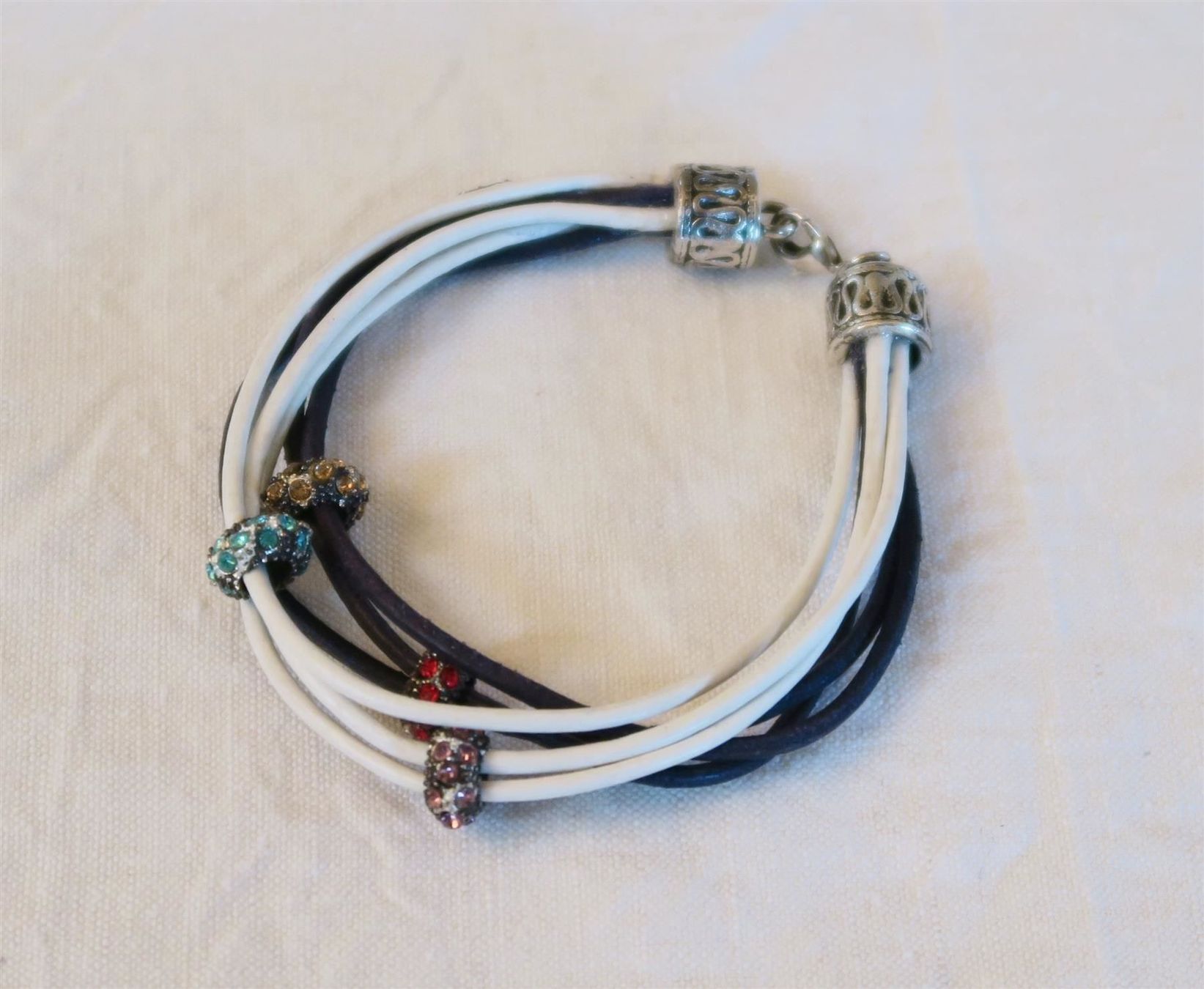 Bracciali & Braccialetti: Armband mit Lederbänder und Strassperlen – Usato da Brittnau venduto da marlenestone 1
