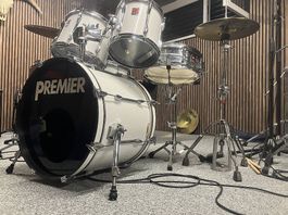 Weisses Premier Schlagzeug / Drum-Kit