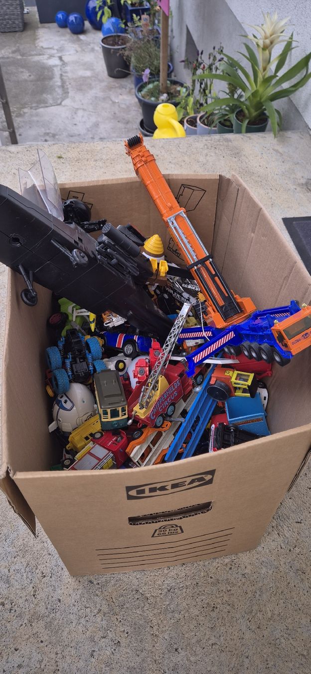 Jouets: Kiste voller Spielzeugautos – D'occasion à Seon par ASFM 1