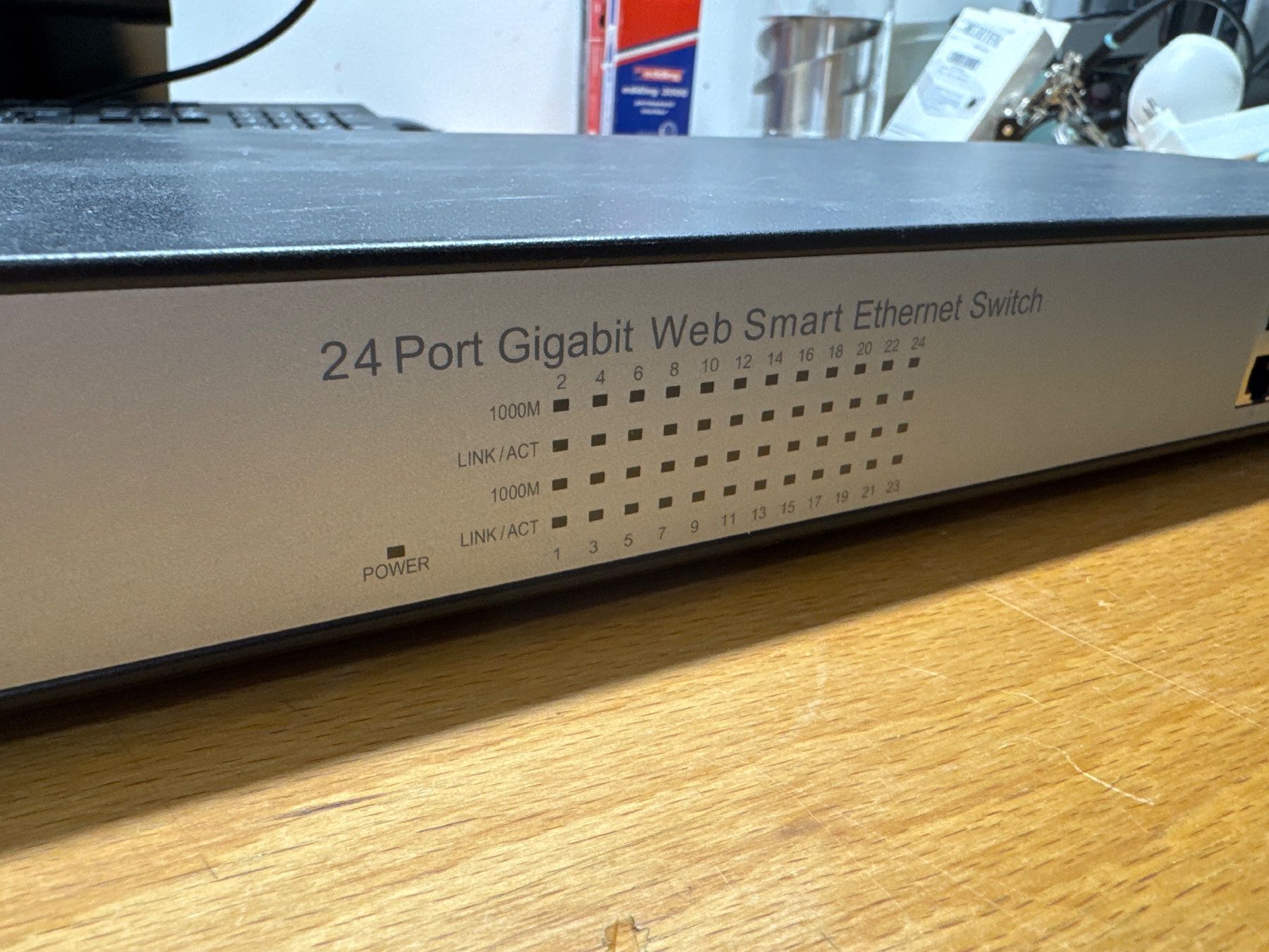 Hubs & Switches: 24 Port Gigabit Ethernet Switch – D'occasion à Lommiswil par Daniro 1