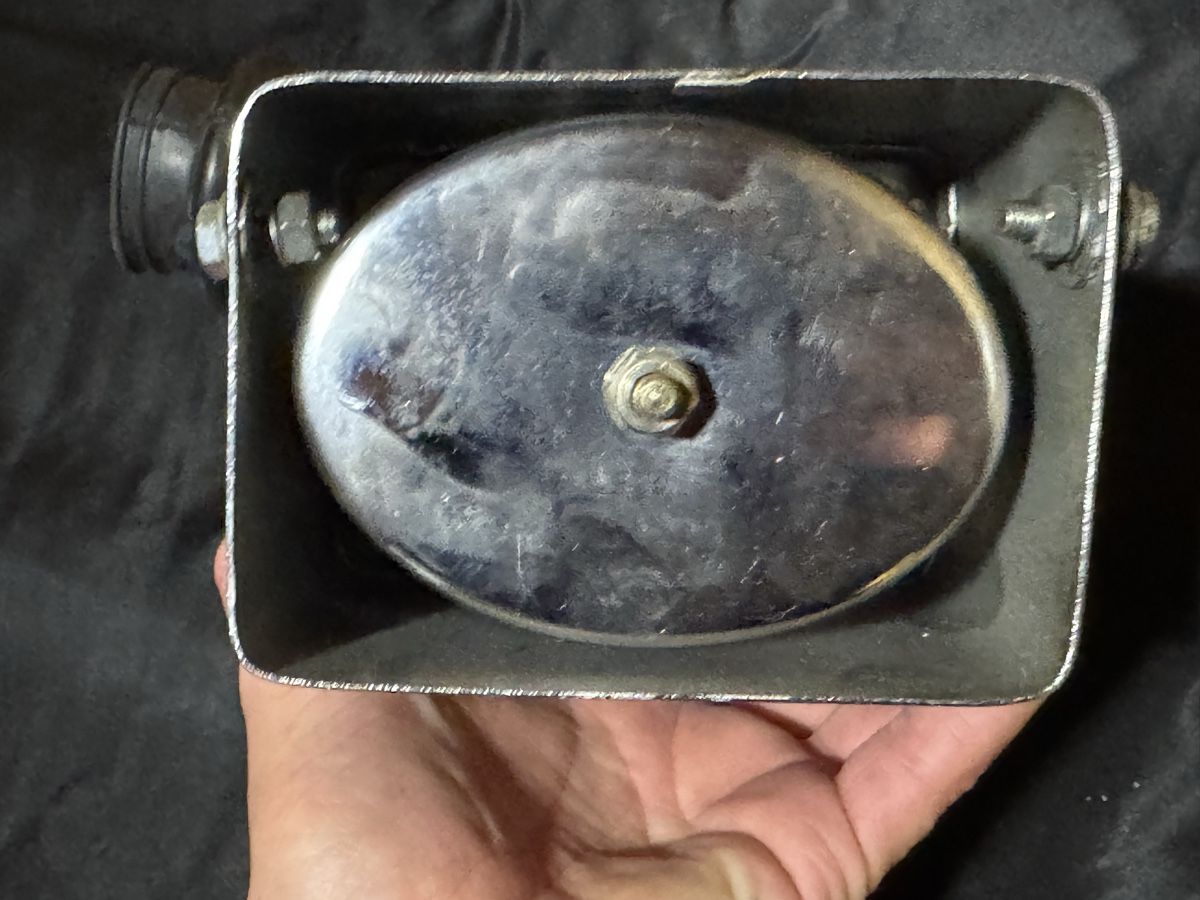 Royal Enfield Tutti i ricambio per moto: Royal Enfield, Boîtier de reniflard chromé  – Usato da attalens venduto da La.trouvaille 2