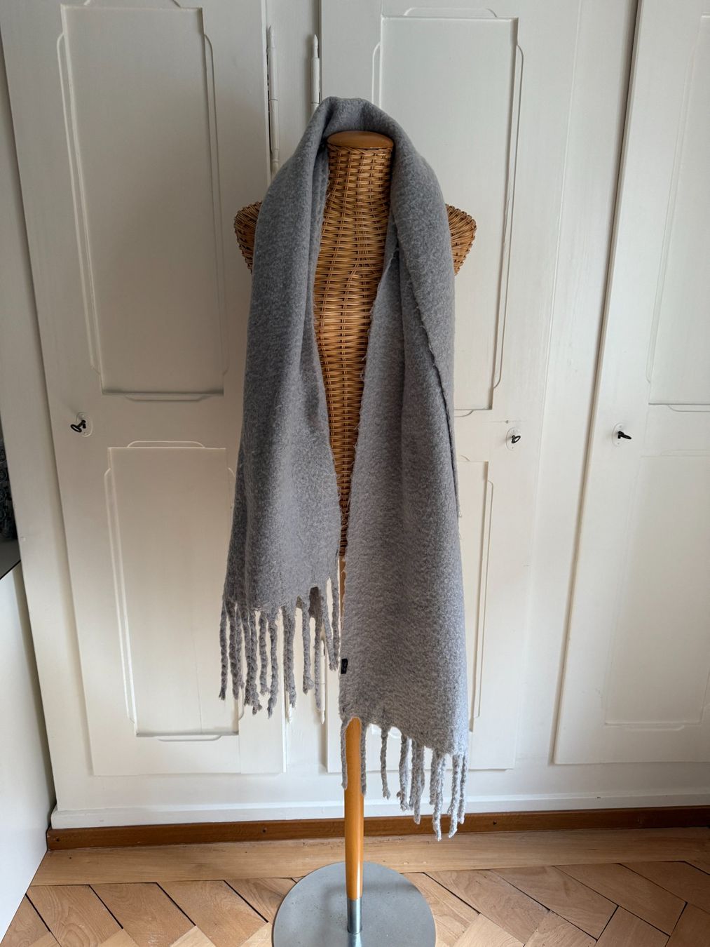 Foulards & écharpes: Strickschal hellgrau warm – D'occasion à Zürich par Diazaio