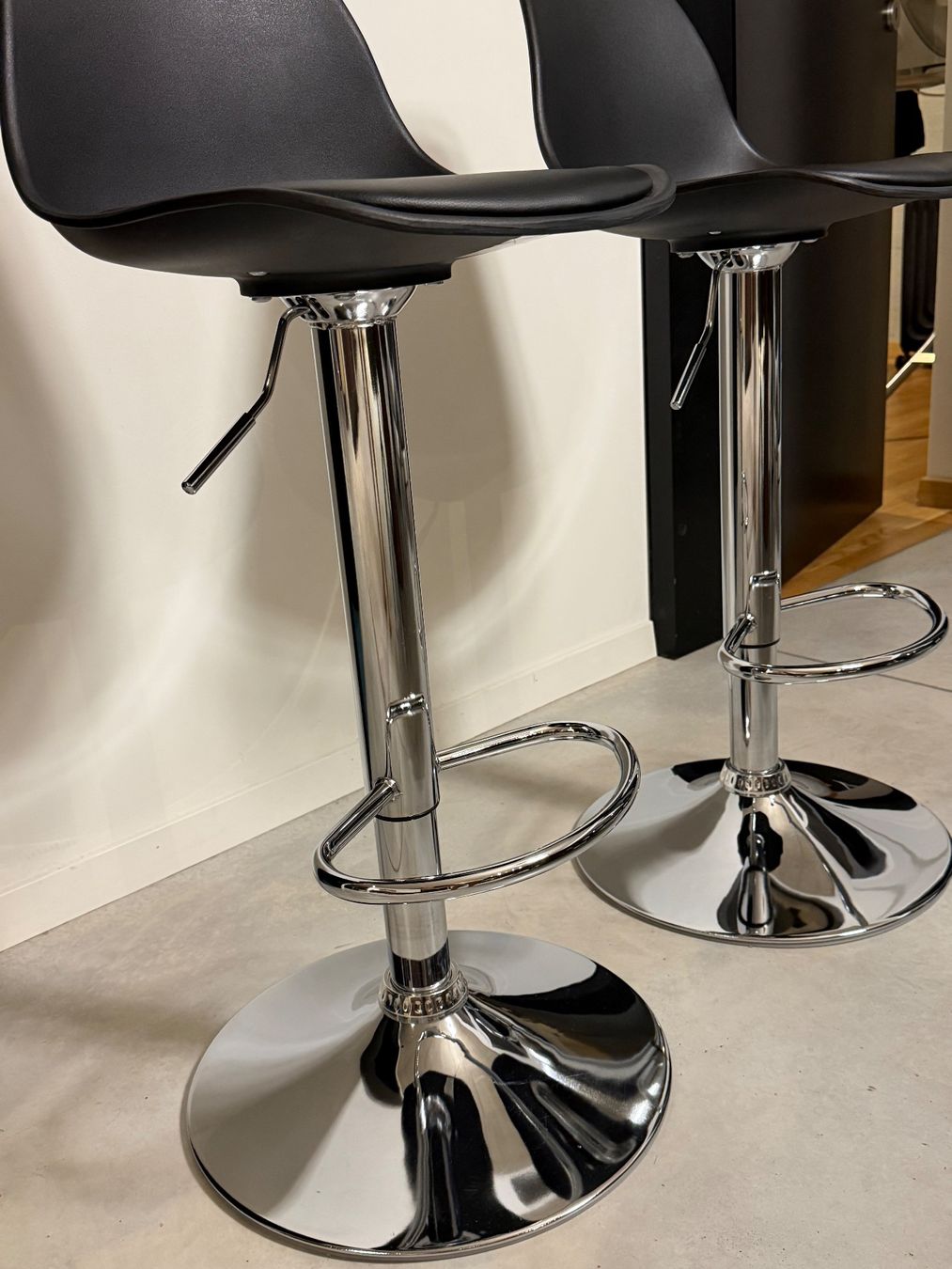 Conforama Hocker: Set of 2 Modern Black Bar Stools for Kitchen Counter – Neu und originalverpackt aus Bellinzona von Ajeti.mim 3