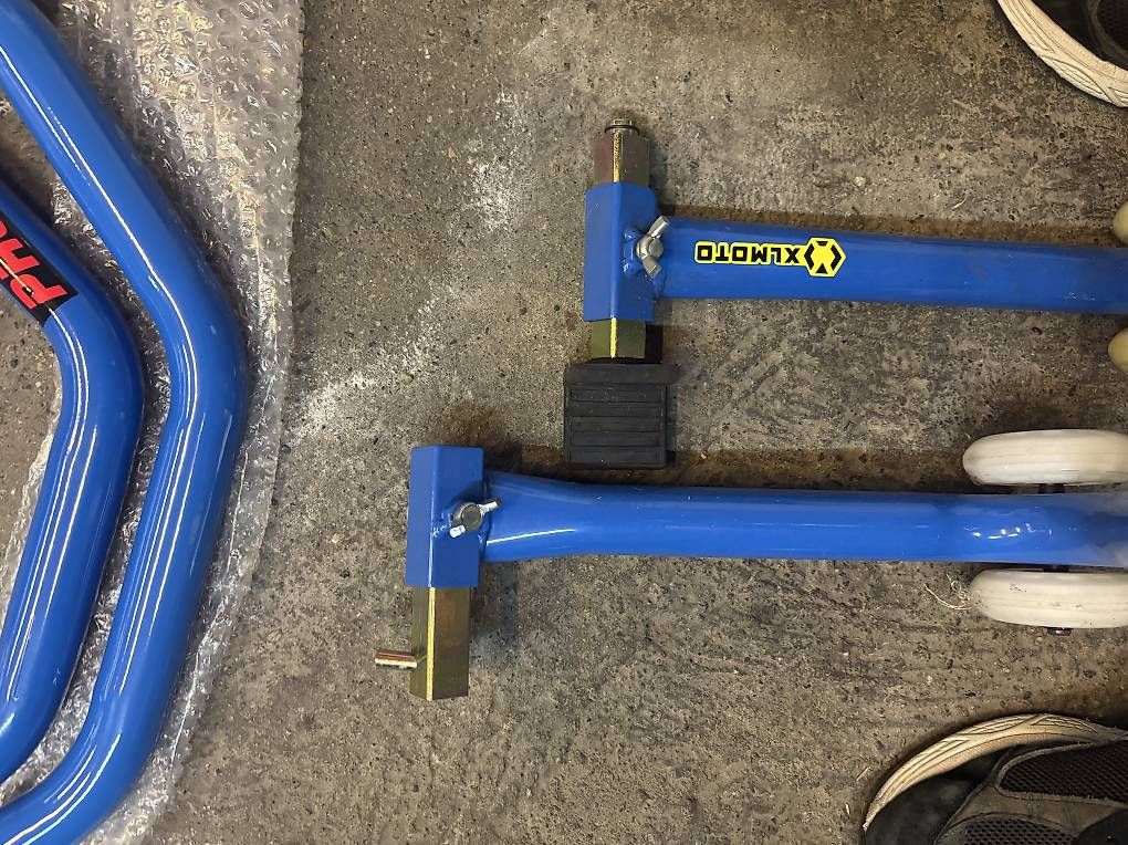 Chevalets: Cavalletti Moto  – Neuf avec emballage d'origine à Melano par kpi_y9pd 1