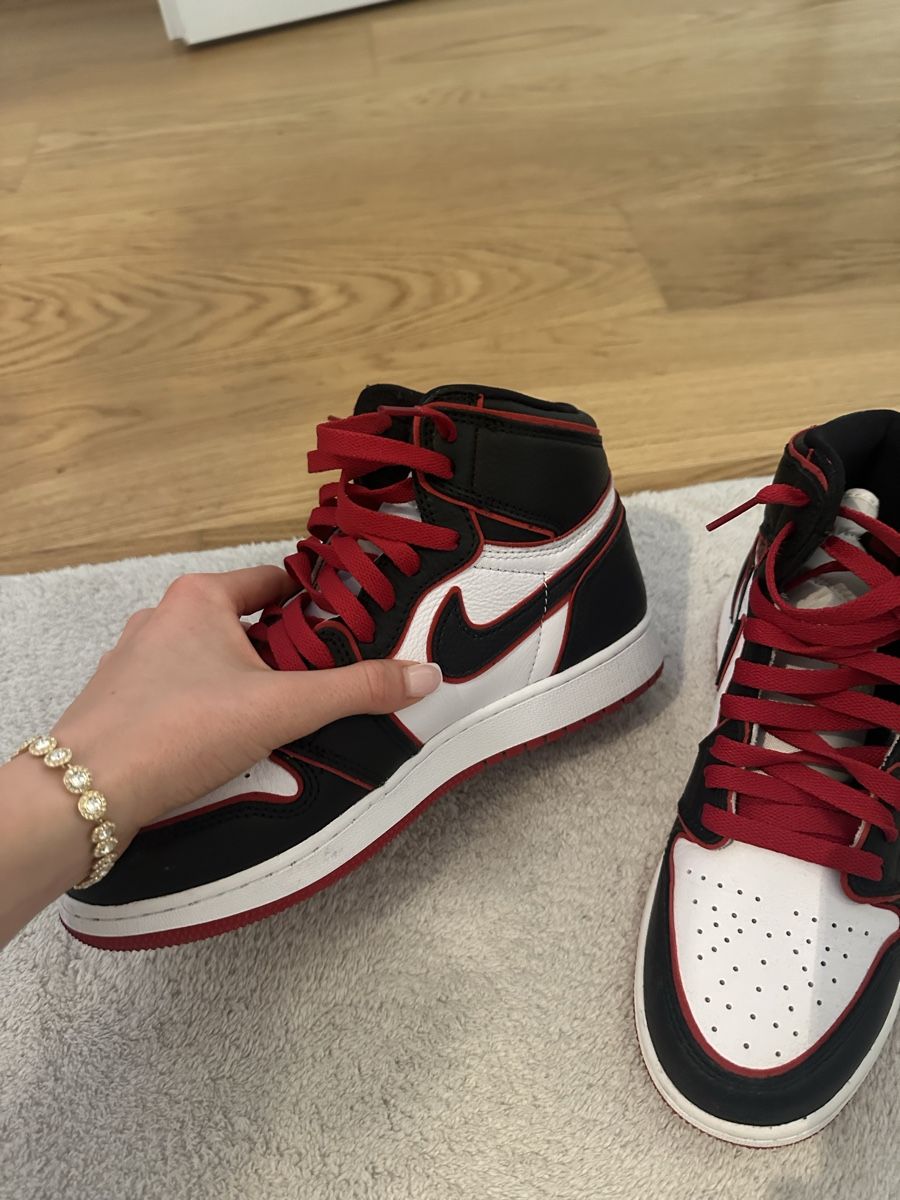 Jordan Scarpe da uomo: Jordan 1 Retro hoch bloodline – Nuovo (secondo la descrizione) da Uster venduto da celiiinaaa 3