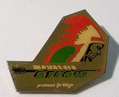 Y404B - Pin Indianer mit Feder Kopfschmuck / mountain arrow