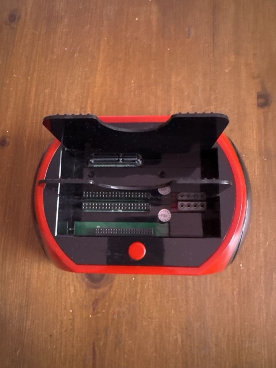 Docking station: All in 1 Card Reader Dockingstation rot/schwarz gebraucht – Neuf (Voir description) à rorschach par hot_qmr9 1