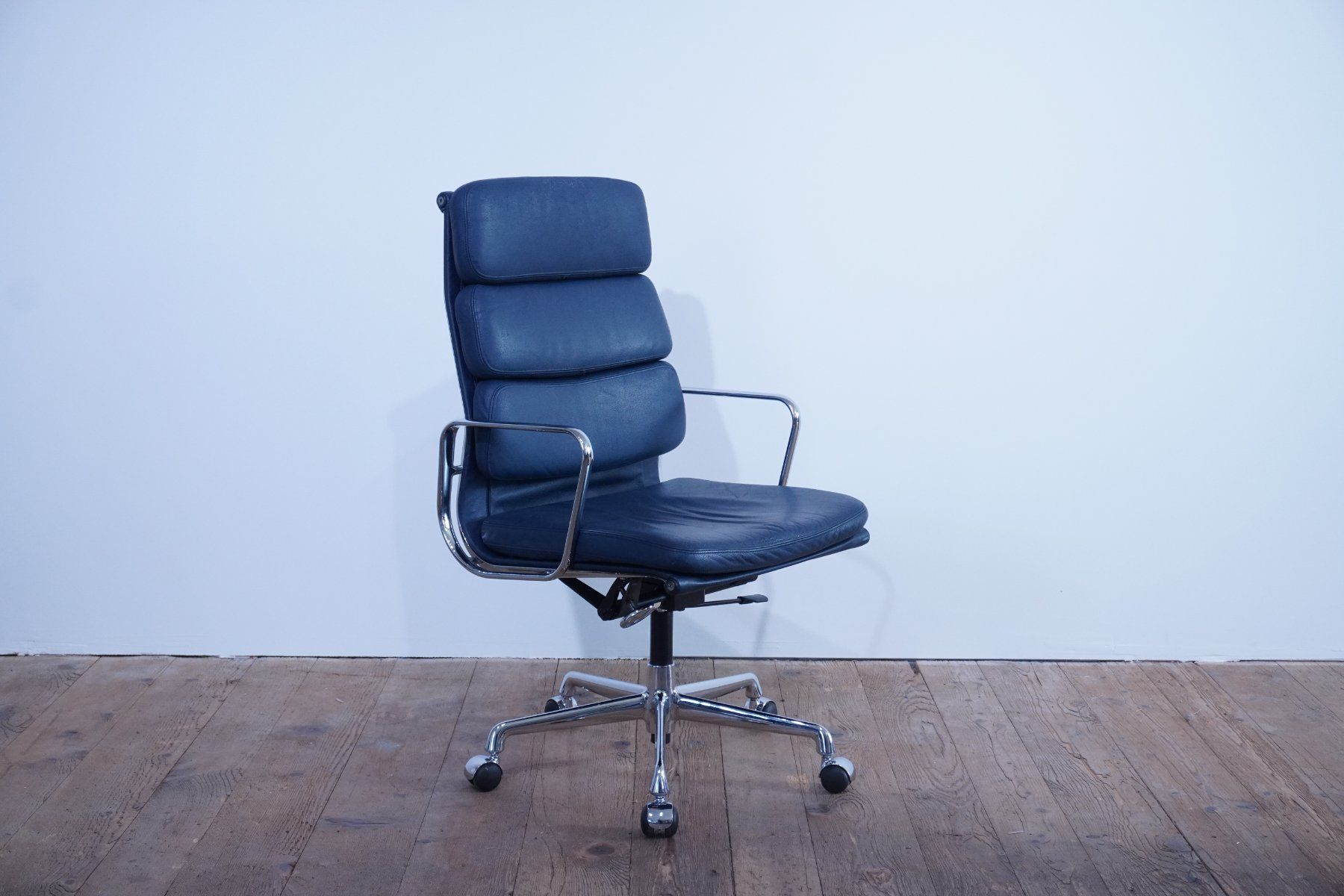 Vitra Chaises: Vitra Eames Soft Pad EA219 Leder dunkelblau – D'occasion à Bad Zurzach par QLASSIQ