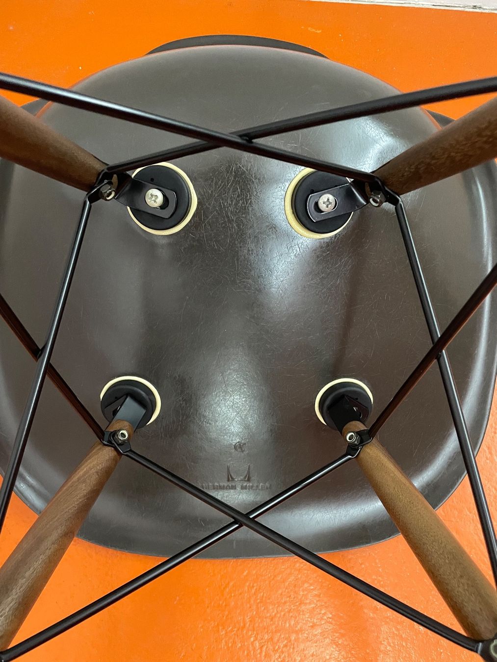 Eames Sedie: Eames Side Chairs Dark Brown – Usato da ipsach venduto da Latigo 2