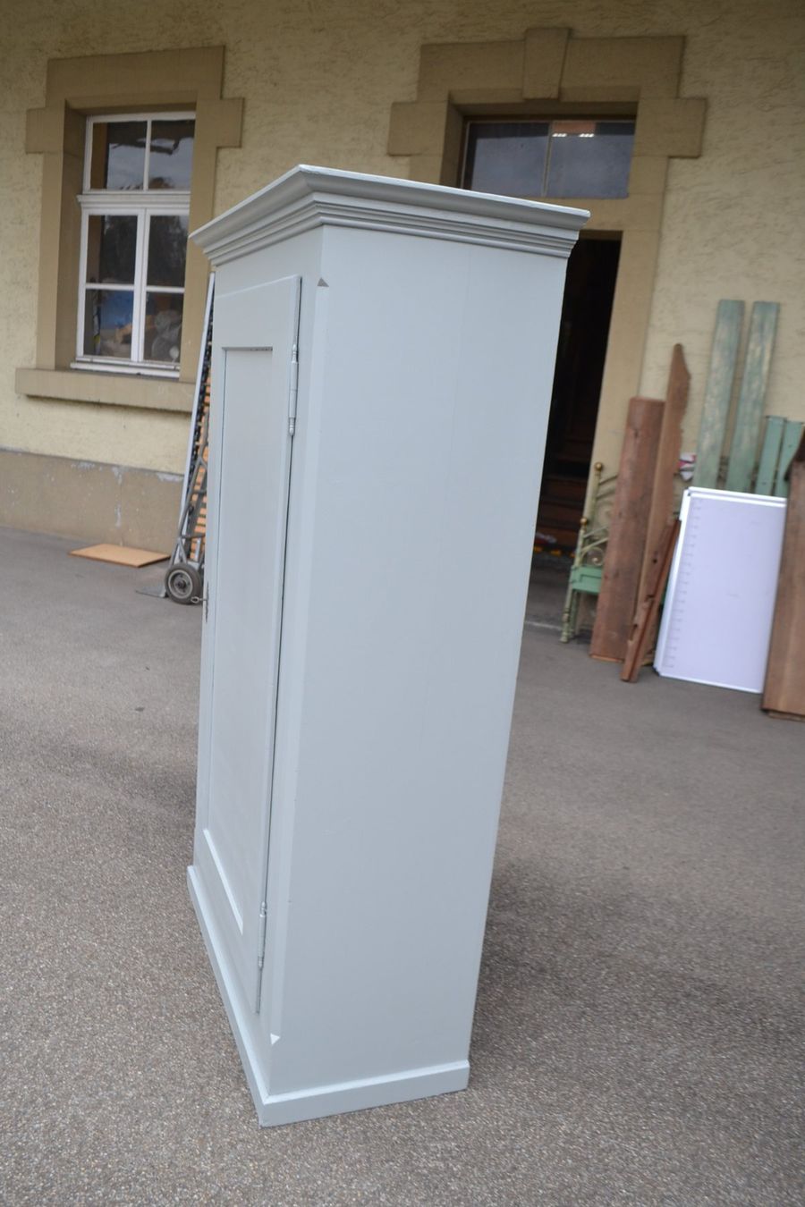 Armadi: Antiker Kleiderschrank, hellgrau aufgefrischt – Usato da Wil SG venduto da Athi 4