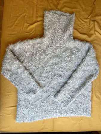 Zara Pullover, Gr. S, hellblau/hellgrau, flauschig