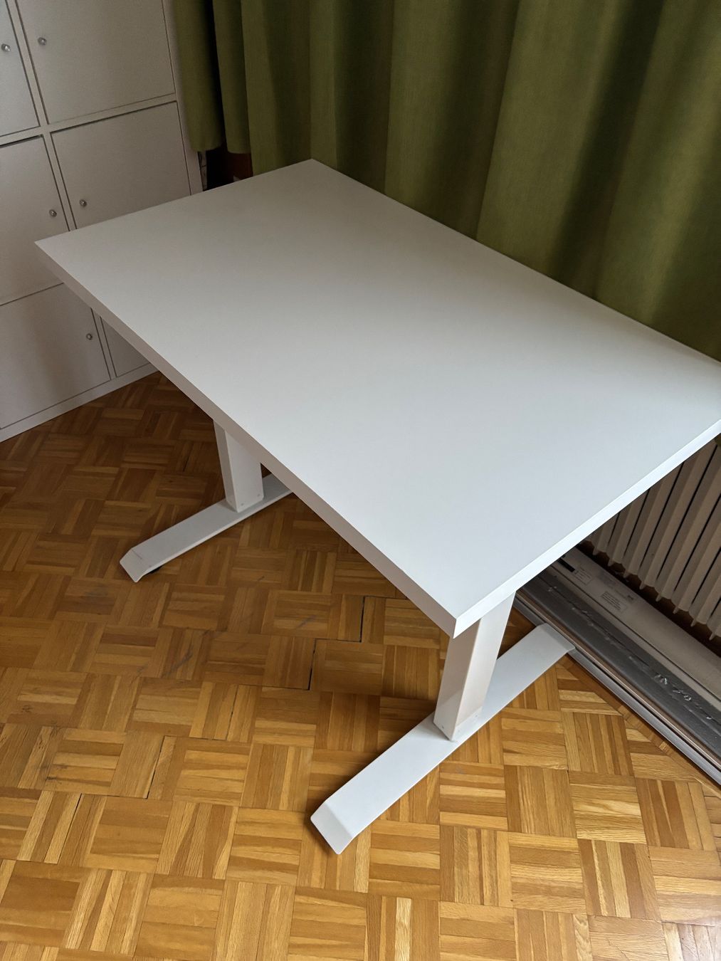 Bureaux: elektrisch verstellbares Pult – D'occasion à Zweisimmen par Fxshovel74