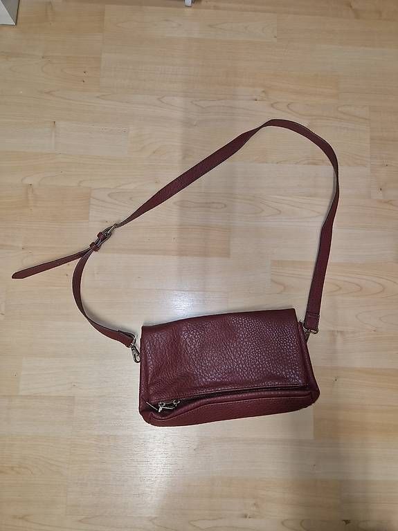 Sacs femmes: Dunkelrote Handtasche – D'occasion à Ostermundigen par mer_7kr7