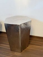 Moderner silberner Beistelltisch