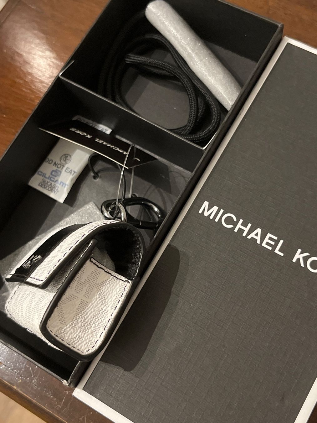 Michael Kors Cover & Protezioni schermo: Michael Kors - Airpod Case mit Umhängeband, Hellweiss – Nuovo e nell'imballaggio originale da Luzern venduto da Jiggy_8898 4