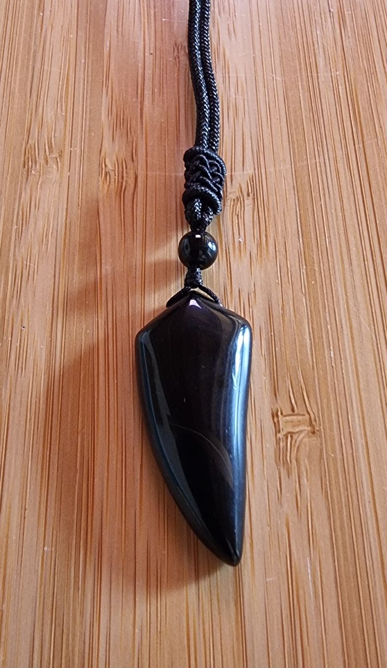 Mineralien & Heilsteine: Onyx schwarz, Anhänger Zahn – Neu und originalverpackt aus Menziken von Mirager