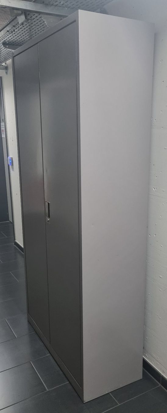 Lista Armadi: Zweitüriger Metallschrank LISTA – Usato da Dübendorf venduto da topo73 3