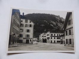 Fleurier,Foto,Epicerie Henny,Pharmacie,Tea-Room,Email-Schild