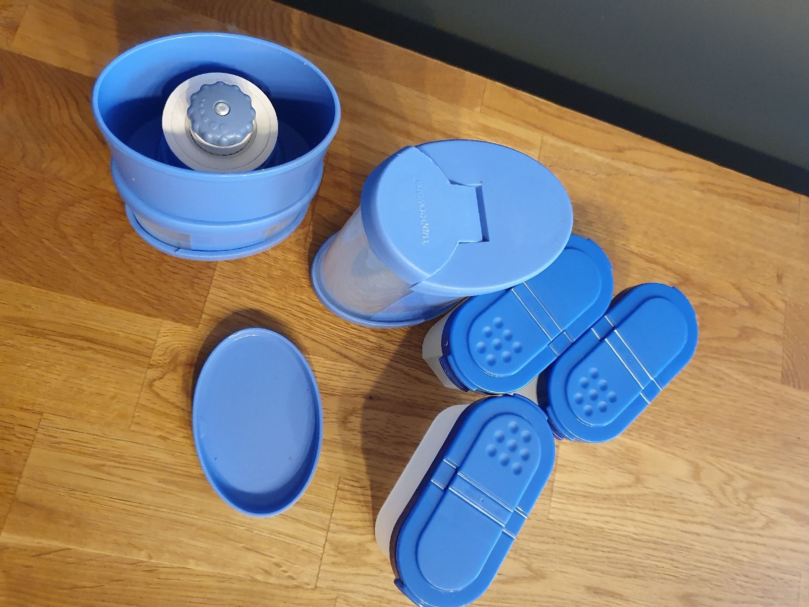 Tupperware Contenitori & Simili: Tupperware "Gewürzmühle/Gewürzbehälter" Set, blau – Usato da Laufenburg venduto da megane1959 1