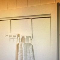 Patère blanc à 6 crochets pour porte. Jamais utilisé. Neuve