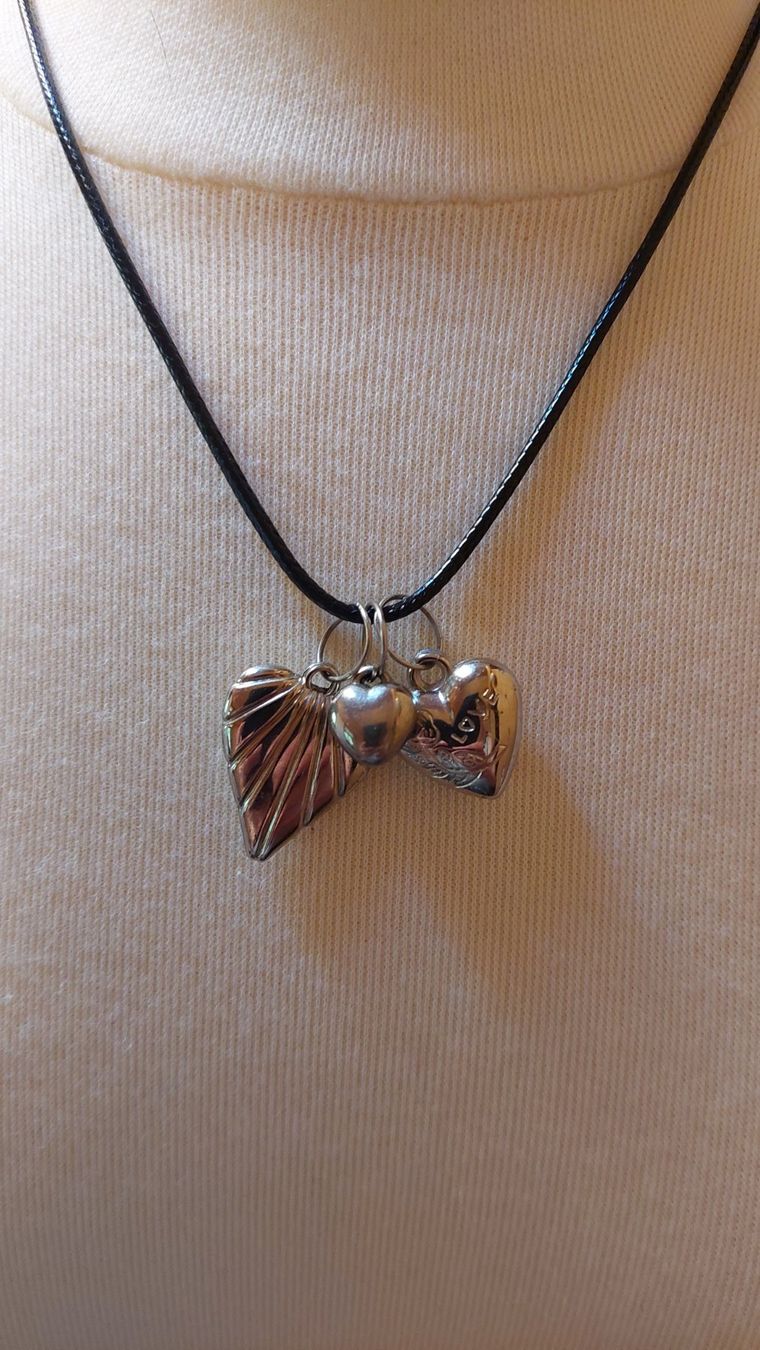 Catenine: Collier trois cœurs, liquidation boutique – Nuovo e nell'imballaggio originale da Marsens venduto da carobazar