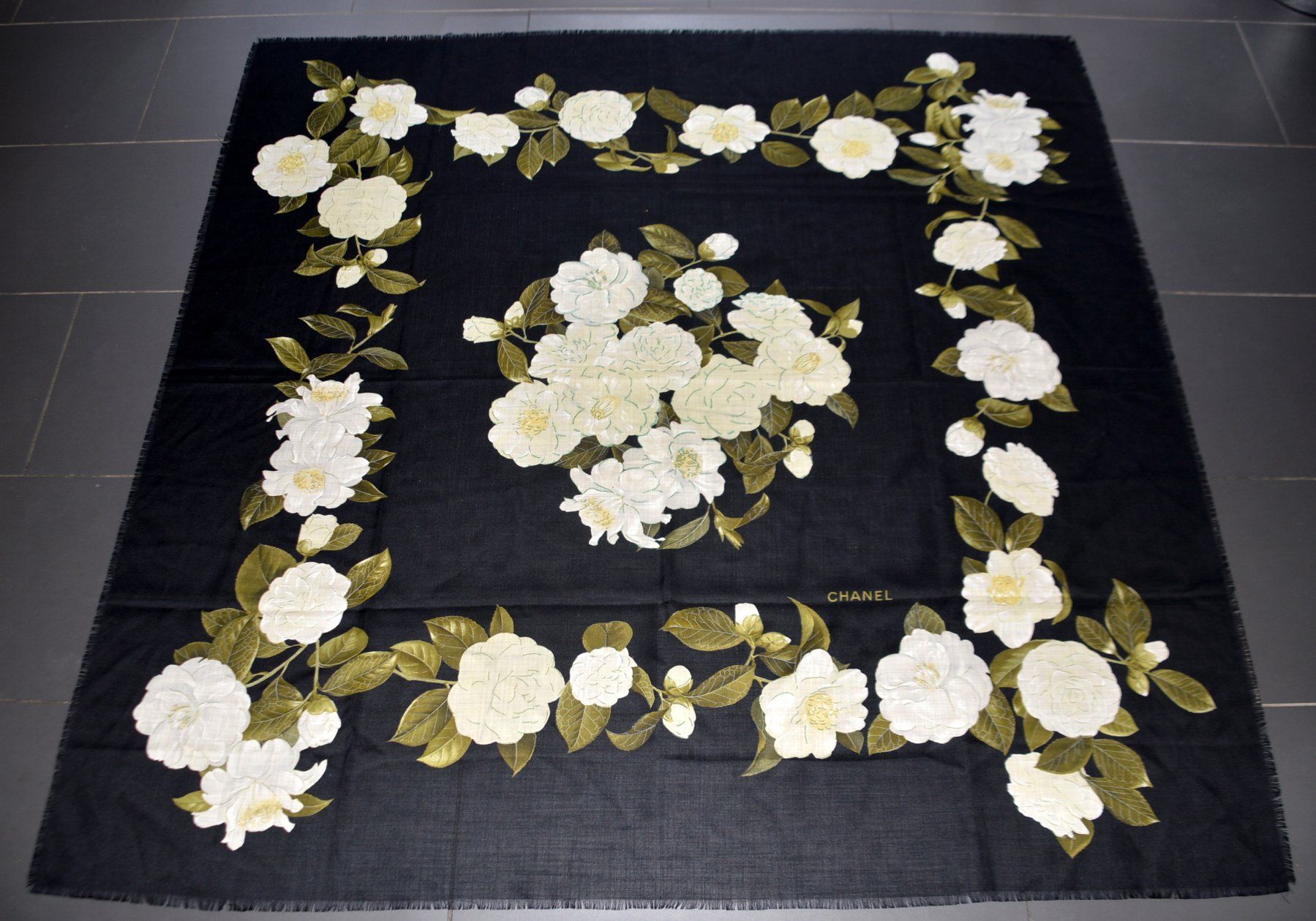 Chanel Foulard & Sciarpe: Schal / Châle Chanel 140 x 140 cm – Usato da Collonges venduto da Auganien