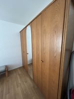 Schrank und Doppelbett 