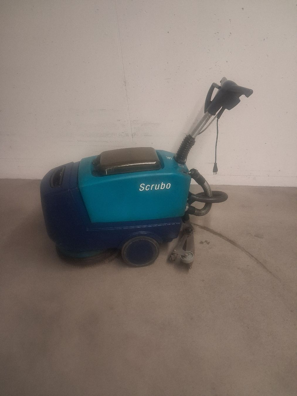 Wetrok Tutte le macchine: scheuersaugmaschine  wetrok  scrubo  E 230-240 v – Usato da Wohlen AG venduto da ang_xy8w 2