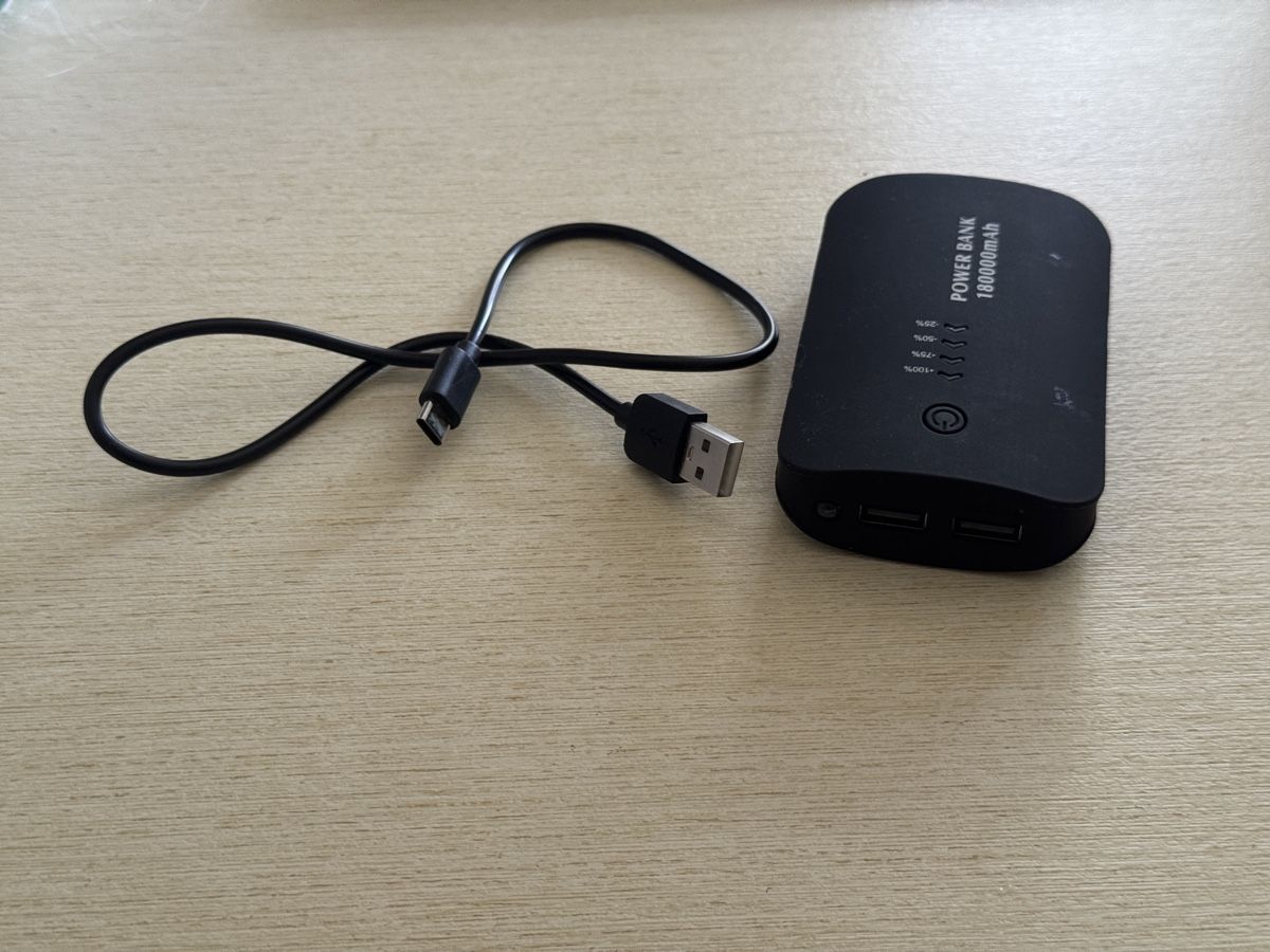 Ladegeräte: Power Bank Black with Cable Used – Gebraucht aus Bern von pablito01