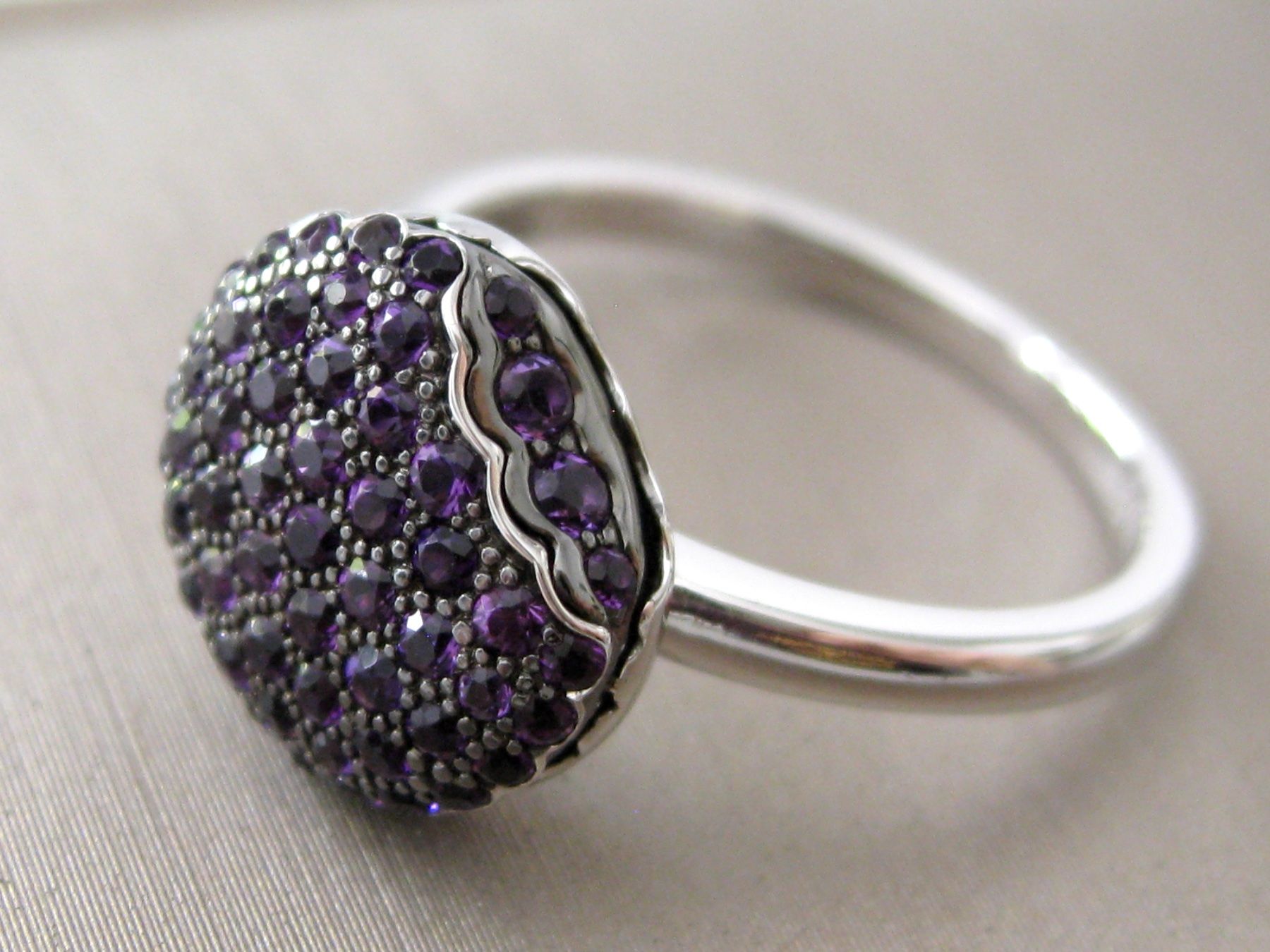 Boucheron Anelli: Bague Boucheron "Tentation Macaron", ornée d’améthystes. – Nuovo (secondo la descrizione) da Geneve venduto da iBest